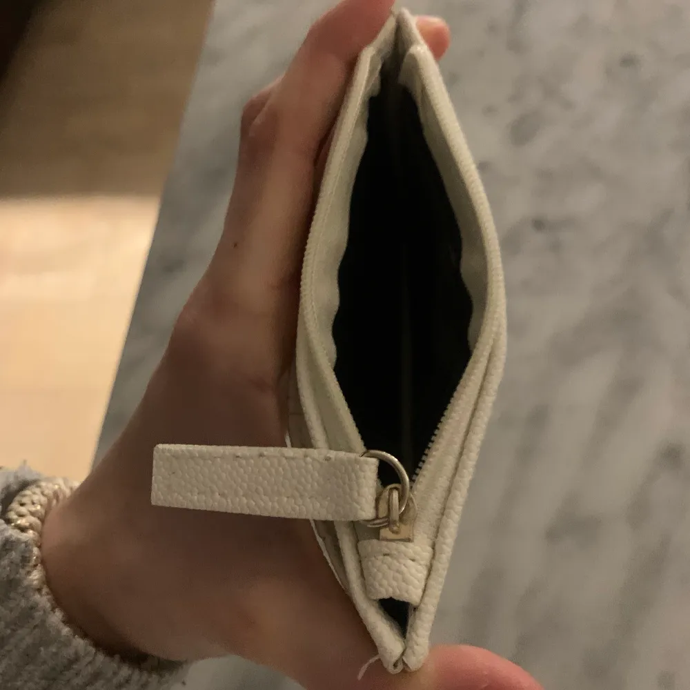 Hej, jag säljer denna jätte fina vita plånboken. Plånboken har gått lite sönder där som ni ser på bilden och det är därför den e billig men den är väldigt fin och användbar. Kostade 60kr när jag köpte den. Hoppas ni vill köpa💞. Övrigt.
