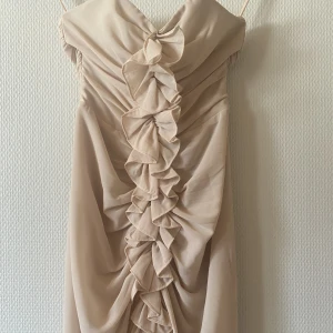 Klänning - Jätte fin klänning, använd 1 gång. 