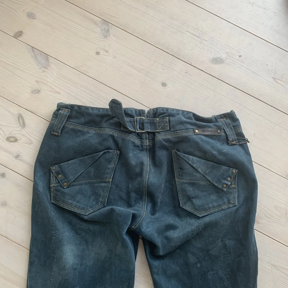 Jättefina lågmidjade jeans från Fornarina! MÅTT: midja 82 cm (stretchiga, passar lite större oxå), innerben 88 cm. . Jeans & Byxor.