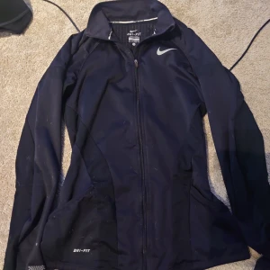 Nike tröja svart  - Fin och lätt träning tröja Nike. Du betalar frakt 👍