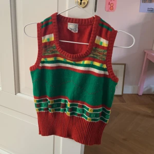 Stickad väst - Så gullig stickad vintageväst! Ca storlek S