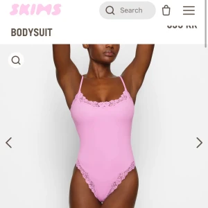 Skims bodysuit 🌸 - Skims slutsålda ”fits everybody lace cami bodysuit” i färgen petal från deras valentines kollektion🌸💓 Helt oanvänd med alla etiketter kvar!💘 Så sjukt fin men sitter inte helt som jag tänkt på mig🫶