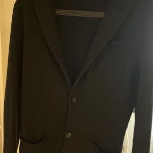 John Henric kavaj  - Stickad John Henric kavaj. 1299:- ny och den är i bra skick.