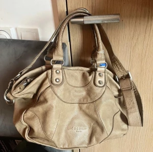 Snygg väska - Snygg väska i läder i bra skick! Från liebeskind Berlin💕bara att skriva om fler bilder💕