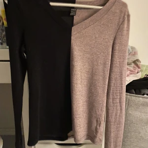 Tvåfärgad tröja  - Tvåfärgad långärmad tröja i ”smutsrosa” och svart från shein. Superfin och endast testat på. 30kr+frakt