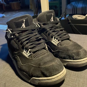 Jordan 4 Black Canvas - Jag köpte dessa vid droppet för 3500kr har tröttnat lite på dom och är bara lite slitna , Jag har storlek 47 sitter bra om du har 47,5 eller 48,5.              !!!Digitalt kvitto finns och box kontakta för mer!!! Priset kan diskuteras vid en snabb affär
