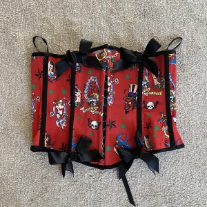 Underbust korsett  - Jättecool korsett från Hellbunny, storlek M men funkar även på S✨