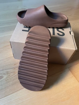 YZY slides  - tyvärr för små för mina tjocka fötter så inte kunnat använda dom.  Yzy slides Flax  Storlek 44,5 (sitter tightare) Cond: 9/10  Bin: 900 Lyssnar på bud