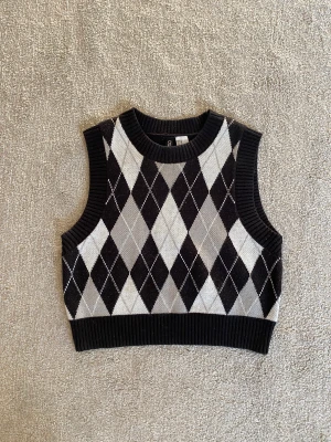 Stickad väst  - Fin croppad stickad väst, storlek XS men funkar även på mig som har S om man vill ha tight 