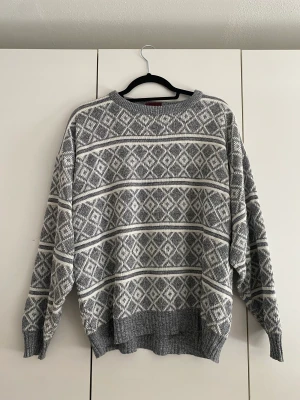 Stickad tröja - Jättefin stickad tröja. Mjuk och skön. Finns ingen storlekslapp men den sitter som en L
