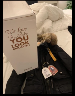 Parajumper Kodiak Dam xxs - Parajumper dam kodiak xxs  Säljer pga ny jacka. Köpt för 4 år sedan från Johnells. Använd ungefär 3 säsonger. Dragkedjan är lite slö. Lite slitningar i muddarna.  Kvitto finns  Extra patch och knappar följer med 