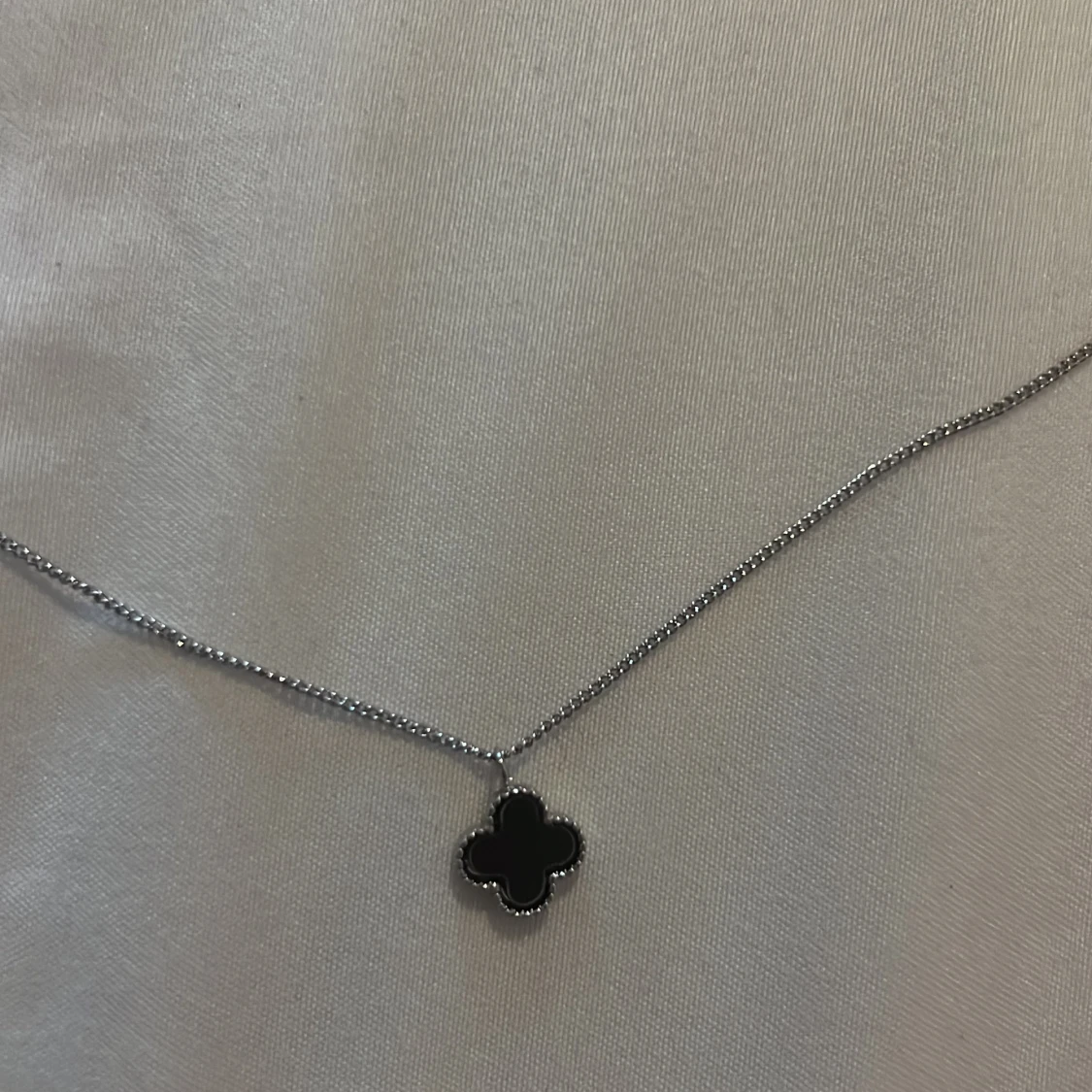 Svart fyrklöver och silver halsband - 91