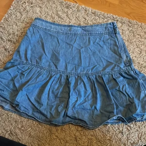 jeanskjol🦋 - säljer då den är för stor för mig tyvärr! fint skick, lite skrynklig på bilden men det går ju att lösa. skriv gärna prisförslag 🦋