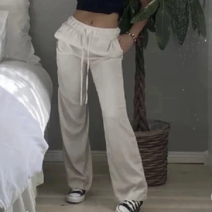 Linnebyxor - Linnebyxor i stl M passar även S säljer för 270+frakt💛kom privat för fler bilder!