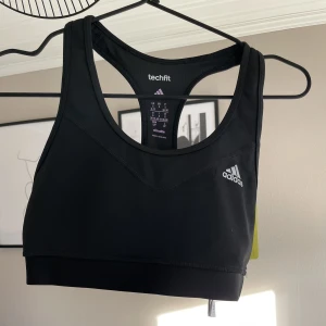 Adidas sport-bh - En helt oanvänd sport-bh från adidas med prislappen kvar. Endast testad! 
