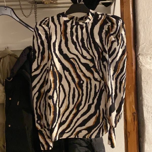 Blus - Oanvänd blus 