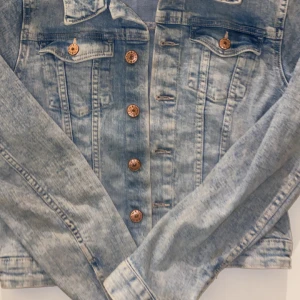 Jeans jacka - Skit snygga jeans jacka till våren o sommaren i fin ljusblå färg passar så braa till allt! Fråga gärna om ni undrar något?!😻