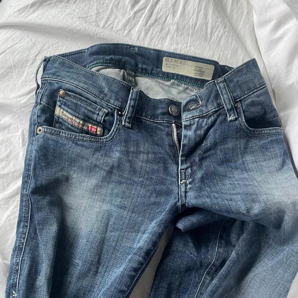Vintage jeans från diesel. Det är min mammas gamla i jätte fint skick. Säljer eftersom de är för små för mej:( LÅGMIDJADE . Jeans & Byxor.