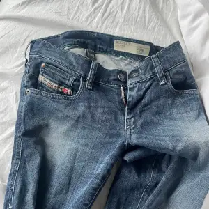 Vintage jeans från diesel. Det är min mammas gamla i jätte fint skick. Säljer eftersom de är för små för mej:( LÅGMIDJADE 