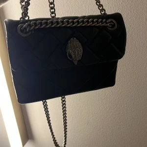 Kurt geiger väska - Säljer min super fina Kurt Geiger väska som jag andvänt sparsamt. Jag säljer denna väskan för att jag får inte Användning av den. Väskan har några repor på sig men är annars i väldigt bra skick❤️