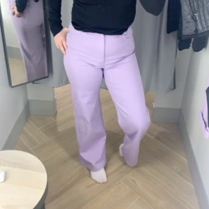 Lila jeans - Säljer dessa ascoola lila jeans från H&M i storlek 38. De är vida nertill och tightare upptill.