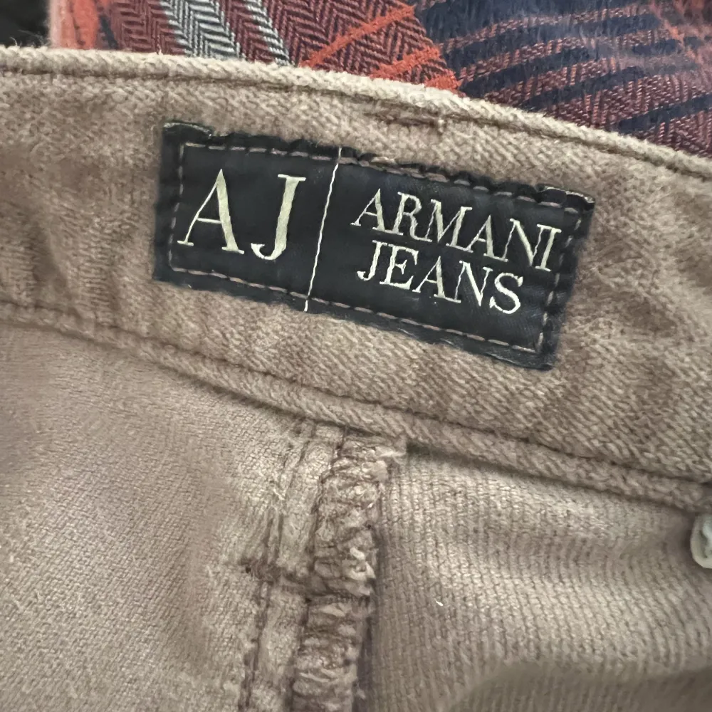Snyggaste bootcut jeansen i samet från aramani, som nu tyvärr blivit väldigt försmå, köpta för 600kr. Brukar ha storlek 40-38, så dessa passar på 38-34 beroende på hur man vill ha dom. Köparen står för frakten . Jeans & Byxor.