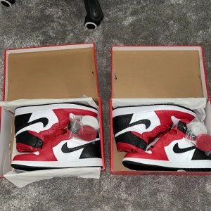 Jordan 1 satin snake skin 43/44 - Säljer två par oanvända Jordan 1 satin snake skin som bara har legat i samlingen och tagit damm. Nypris ca 2700 styck   Mitt pris är 2000kr styck och 3500 som paketpris 