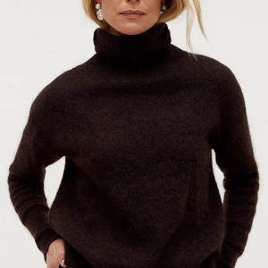 Tiger of Sweden mörkbrun tröja  - Storlek: XS Färg: mörkbrun  Stickad polotröja i ullmix Ledig passform Nerhasade axlar Bred ribbstickning i ärmsluten och nedtill  Material: 34% Mohair, 34% Ull, 27% Polyamid, 5% Elastan  Nypris: 2 499kr