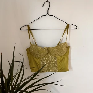 Grön corsett  - En jättefin grön corsett som är från Urban outfiters Ochoa är använd en gång. Den är super fin och är i storlek M men kan även vara till mindre beroende hur mycket du vill spänna in💓