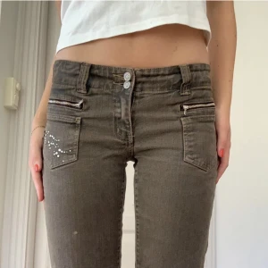 Bruna Mexx jeans - SJUKT coola jeans med rinestones på sidan. De är lågmidjade och från MAPP! Inneben: 80 cm. Midja rakt över: ca 35 cm. Dom är bruna! (Repost)