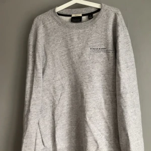 Ljusgrå tjocktröja - Köpt på Åhléns för kanske tre år sedan. Inte använd särskilt mycket, men en varm och stilig långtröja ändå. Märke: scotch & soda Storlek: large