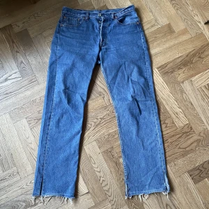 Levis 501. Strl 32 i midjan. - Storlek 32/34 men avklippta. Passar mig som är 180