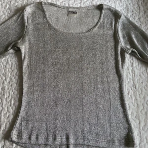 Glitter tröja - LÄS BIO INNAN KÖP ! Glittrig långärmad tröja perfekt till lågmidjade kostymbyxor. Kontakta vid intresse<3 140+frakt