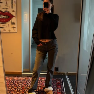 Jeans Levi’s  - Externt fina Levis jeans i 501, jeansen är lågmidjade och långa i ben då jag själv är 1,78. Midjan är 32 och längden 34. Jeansen är i väldigt bra skicka å säljer pga att jag inte får användning av de. 🥰