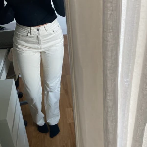 Snygga beiga weekday jeans i modellen ”rowe”!  - Sparsamt använda weekday jeans i modellen ”rowe” i W25 L32. Skriv för fler frågor💞