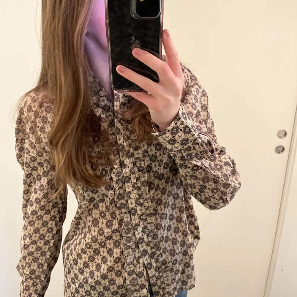 Söt blus från Lindex❤️🔥 Aldrig använd och lappen sitter fortfarande kvar. Köpt för 399 kr. . Puserot.