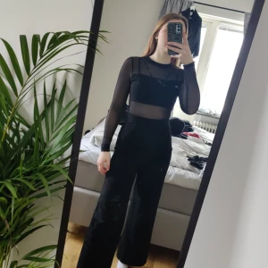 Byxdress i mesh - Superskön byxdress från Bik Bok dragkedja i ryggen och meshtyg över magen och armarna.