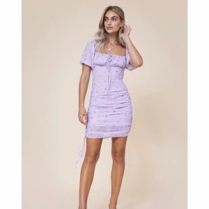 Adoore Palermo dress lila storlek S - Säljer min fina adoore klänning i storlek 36. Använd 2 gånger. I fint skick. Kan mötas upp i Sundbyberg eller skickas.