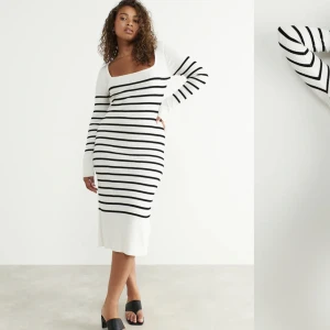 Randig klänning - Säljer min fina randiga klänning från Gina tricot som är i nyskick, kostade som ny 499🫶🏼❤️ 