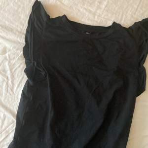 svart topp/ t-shirt med volang!💞