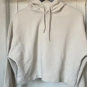 En ljus beige hoodie från nakd 