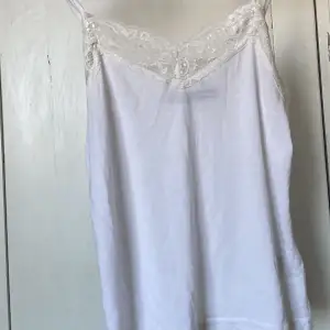 Ett vitt linne från bikbok