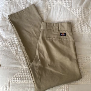 Kostymbyxor dickies  - Beacha kostymbyxor från Dickies i den klassiska modellen slim straight