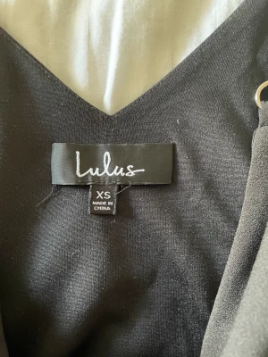 Klänning  - En svart klänning. Säljer pågrund av att den va för stor för mig fast de är storlek XS men sitter som s