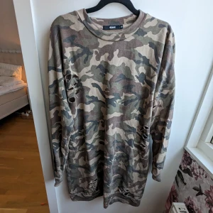 Camouflagemönstrad klänning  - Köpt second hand men har knappt använts och är i bra skick! Storlek xs men passar s-m!