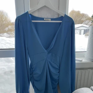 Blå festklänning - Festklänning från Nelly, använd en gång. Som en M i storlek  Rök och djurfritt hem.