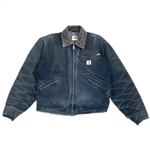 Vintage Carhartt jacka - Säljer min älskade vintage jacka från Carhartt!   Storlek: M (Längd: 60cm, bredd: 56cm, armlängd: 58cm)  Köpt för 1500:- Lite sliten, men på ett vintage o snyggt sätt! Innerficka   Har du frågor eller vill ha mer bilder så är det bara att höra av sig! :)