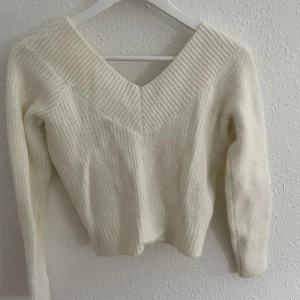 Stickad tröja - Stickad tröja från H&M i storlek S. Köpt för länge sedan men den är i nyskick då den endast är använd ett fåtal gånger. Köparen står för frakten💗