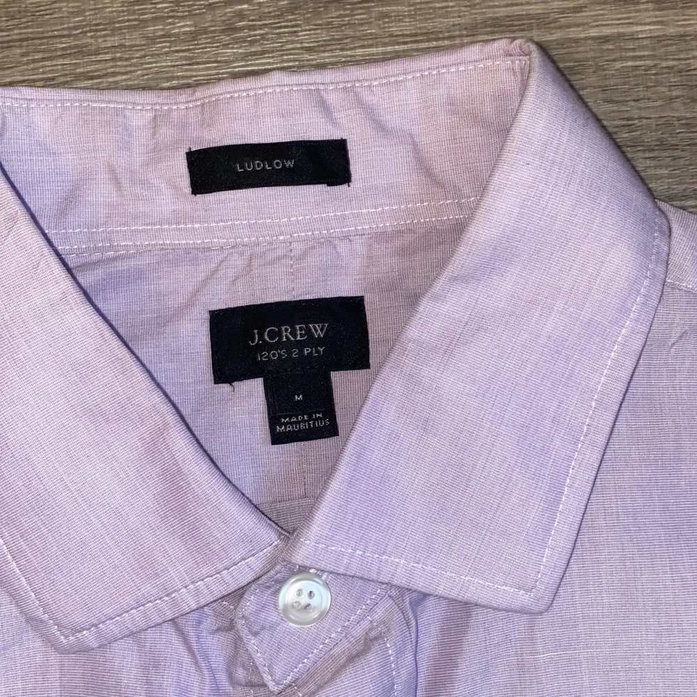 Skjorta i märke J.crew i en fin ljuslila färg med luftigt material perfekt till sommaren. Hör av er privat vid förslag av pris eller fler bilder. Köparen står för frakt. Skjortor.