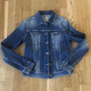 Jeansjacka Replay stl.s - Snygg tidlös jeansjacka från Replay. Storlek s. Vårdat skick, hade lika gärna kunnat vara ny.  Katter finns i hemmet.